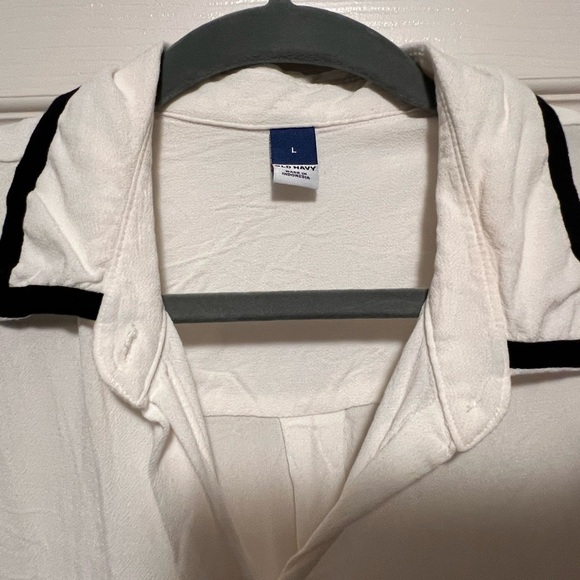 White button down with black detailing - Picture 2 of 6